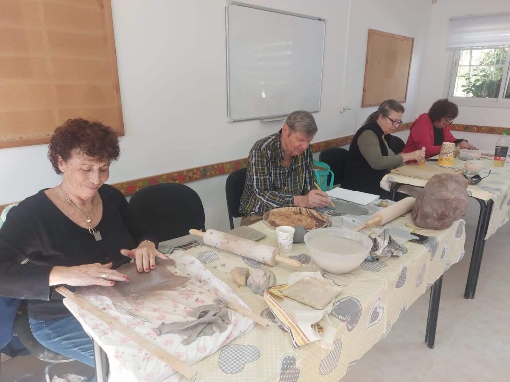 קרמיקה לגיל השלישי במרכז סבי הוד השרון