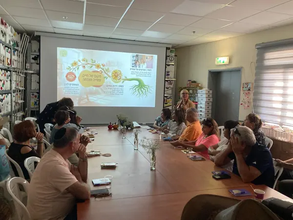 מפגש קבוצתי במרכז עמותת קלי״ק