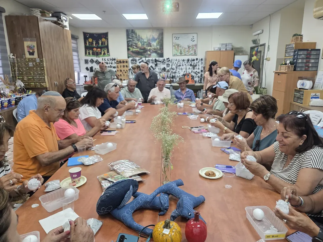 משתתפים בפעילות יצירה קבוצתית בעמותת קלי״ק